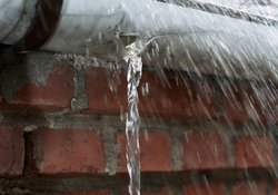 Need to fix the damaged gutters on your Highlands Ranch, CO, home? Call your local roof repair pro today!